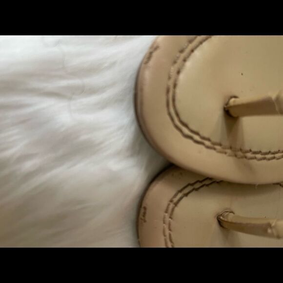 Kate spade  khaki thong sandals embellished with a gold tone bow size 6M - Picture 10 of 10